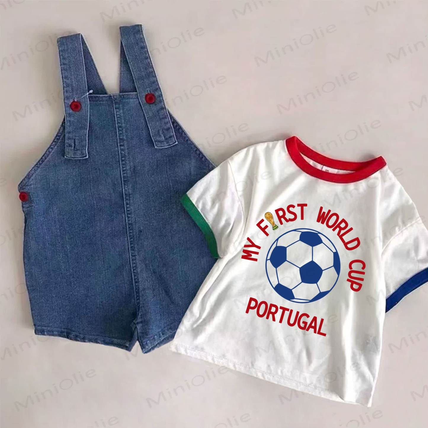IL MIO PRIMO MONDIALE PORTOGALLO Completo da 2 pezzi composto da salopette in denim blu e maglietta bianca con stampa calcistica - Bianco e Blu - 2-3T - image 1