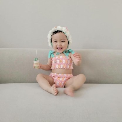 Costume da bagno intero per bambina con stampa floreale o due pezzi con arricciatura, completo di cuffia da nuoto. - image 8