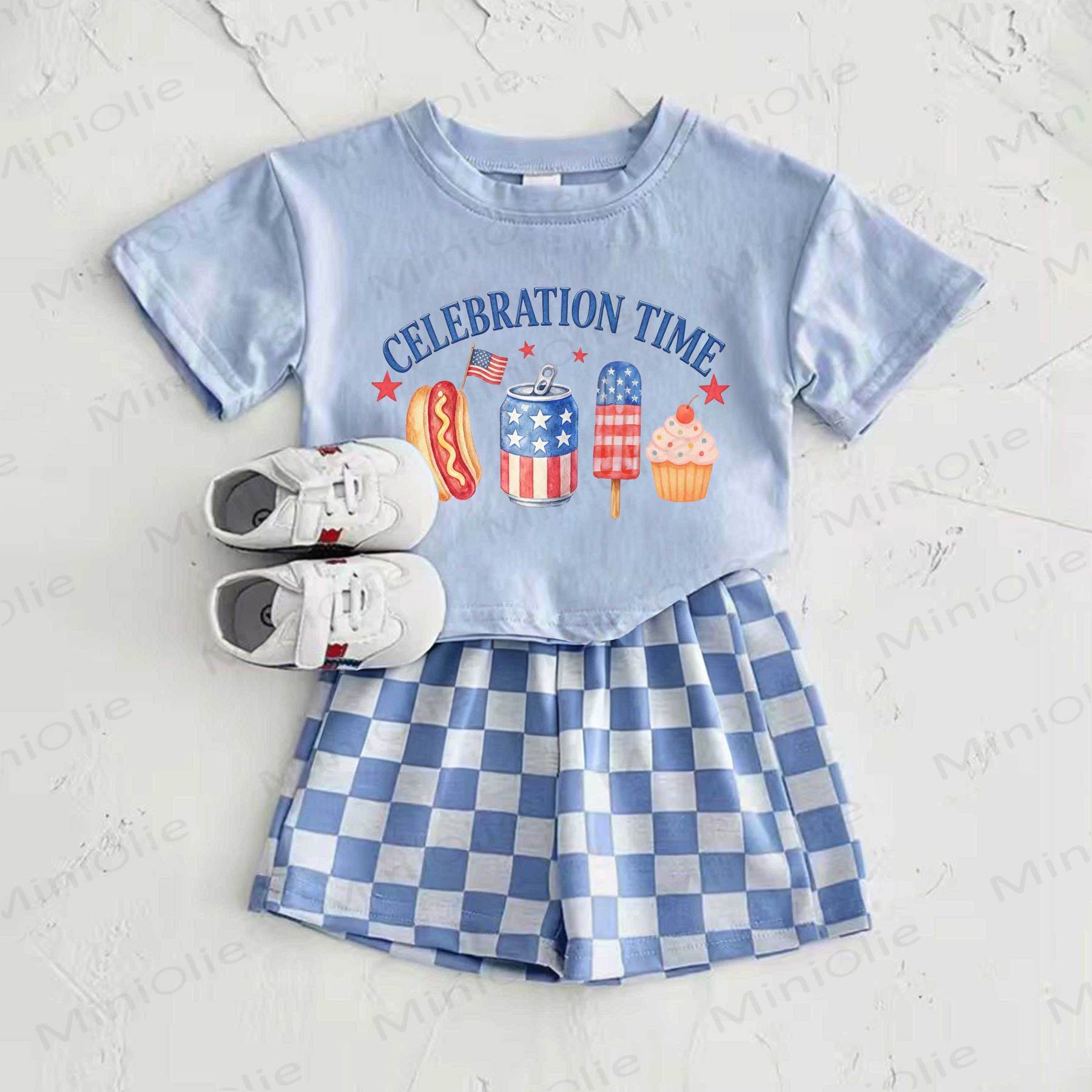 CELEBRATION TIME - Completo composto da t-shirt azzurra con stampa bandiera americana e pantaloni a quadri, ideale per celebrare l'arrivo del momento giusto. - Blu - 2-3T - image 1