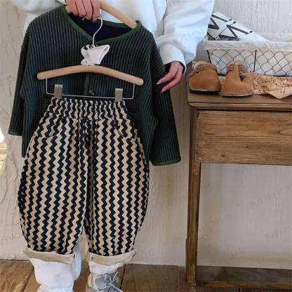 Pantaloni neri larghi a trama ondulata per bambini piccoli - image 2