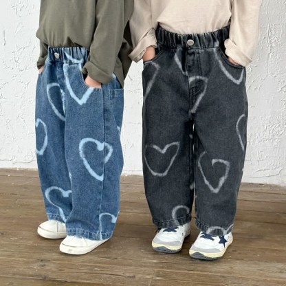 Pantaloni larghi in denim con cuore adorabile per bambini - image 5