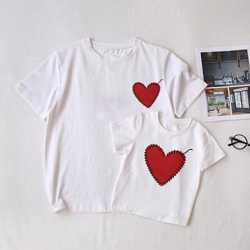 Maglietta coordinata bianca per la famiglia con tema cucito e amore - Bianco - Maglietta per neonati: 3-5 anni - image 1