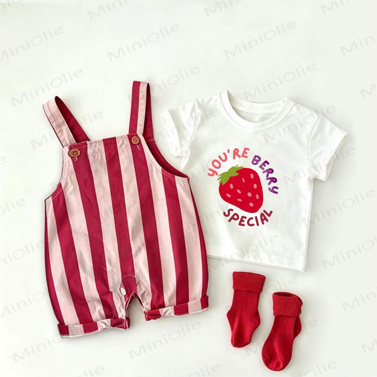 Completo da 2 pezzi per neonati con salopette a righe rosse e maglietta bianca con slogan "SEI UNA BACCA SPECIALE" - Bianco e Rosso - 2-3T - image 1