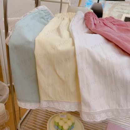 Pantaloni casual essenziali in pizzo per bambina - image 5