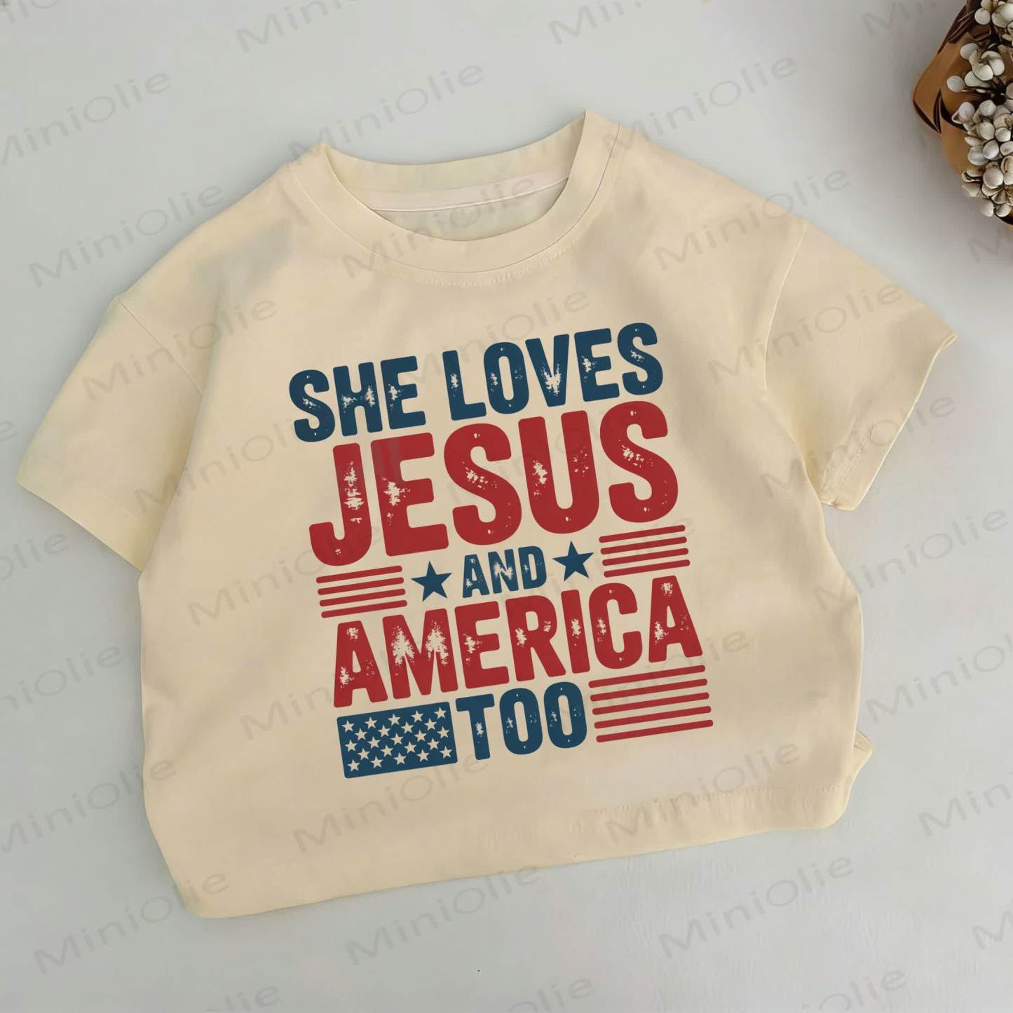 Maglietta kaki con slogan "LEI AMA GESÙ E ANCHE L'AMERICA" per bambini - Cachi - 6-7T - image 1