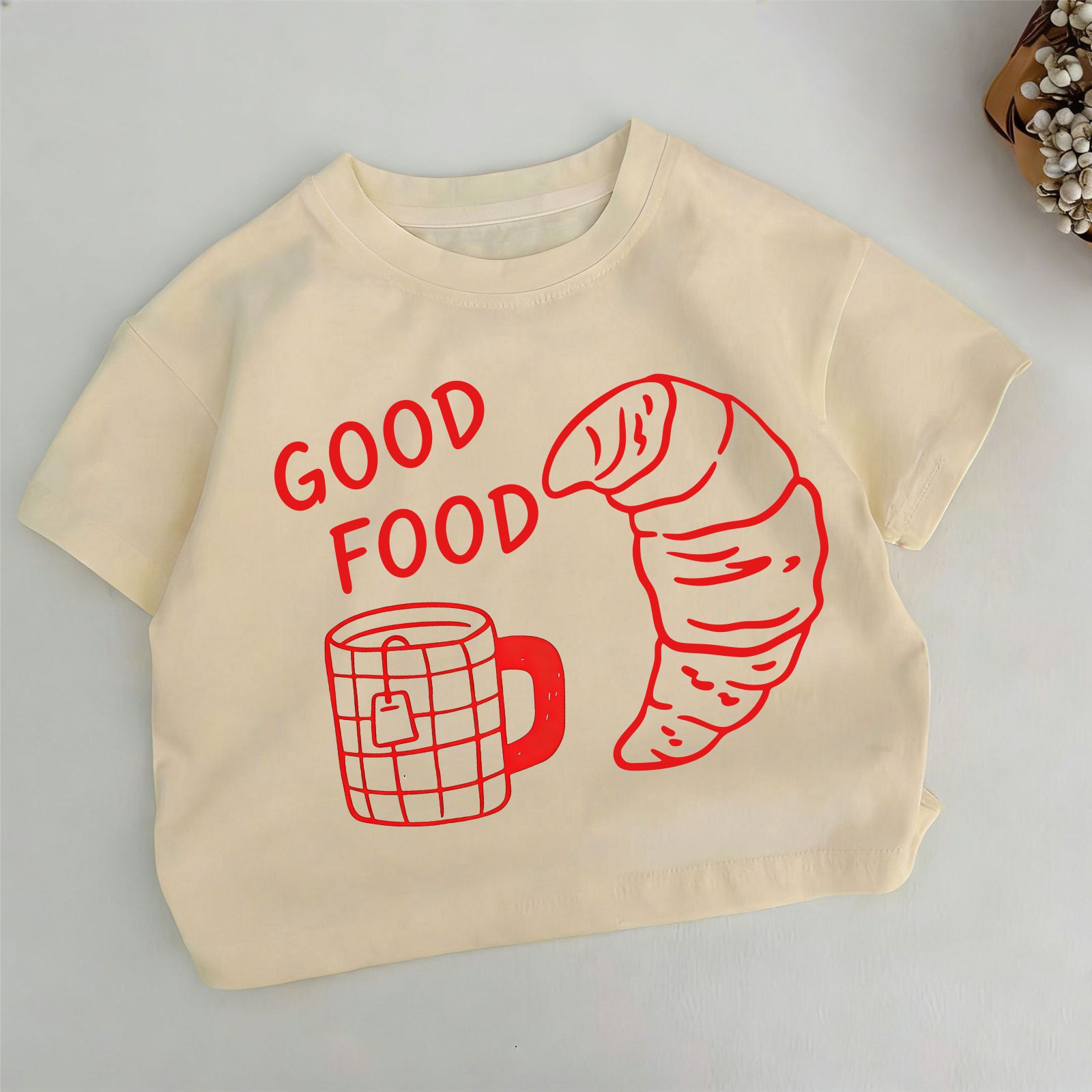 T-shirt color kaki con stampa di tazza da tè e croissant "GOOD FOOD" per bambini - Cachi - 6-7T - image 1