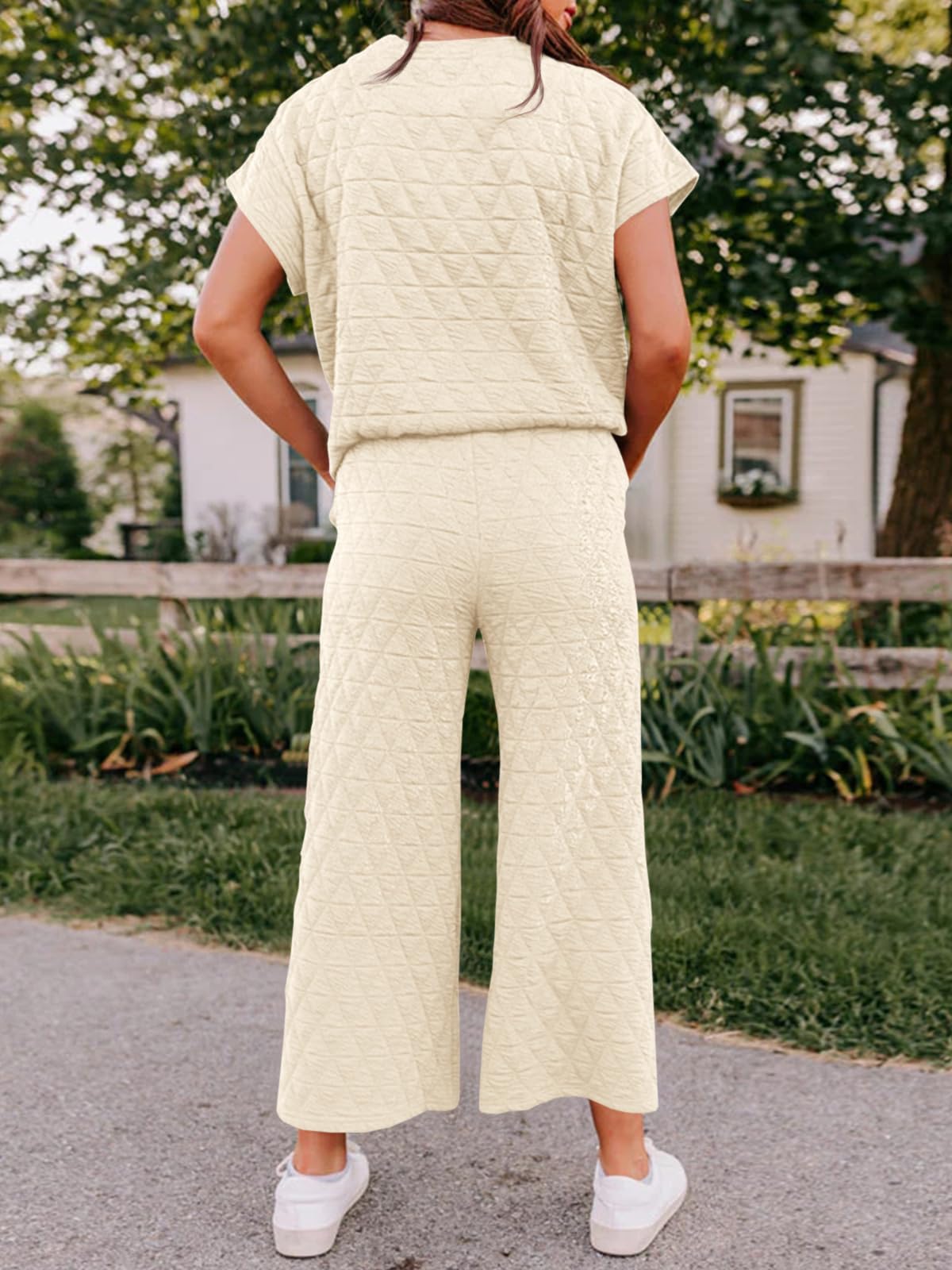 Fisoew Women's 2 Piece Outfits Quilted Lightweight Short Sleeve Tops and Cropped Pants Lounge Set