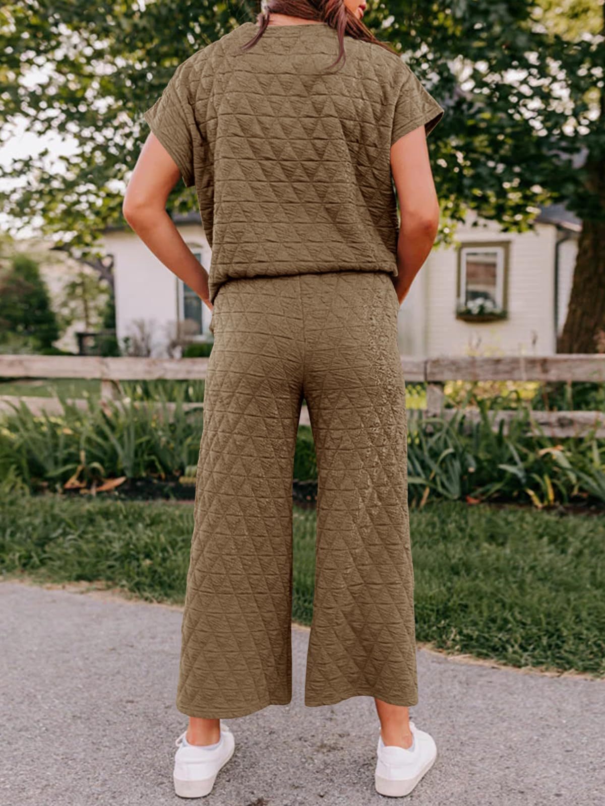 Fisoew Women's 2 Piece Outfits Quilted Lightweight Short Sleeve Tops and Cropped Pants Lounge Set