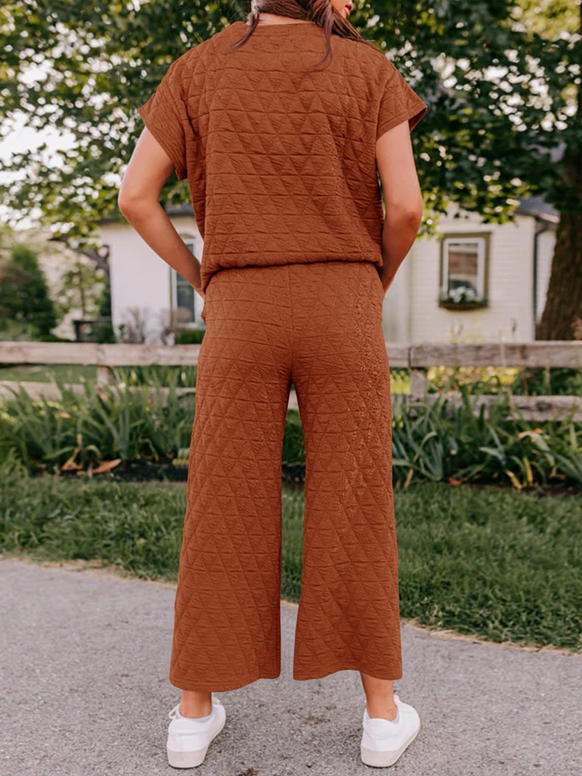 Fisoew Women's 2 Piece Outfits Quilted Lightweight Short Sleeve Tops and Cropped Pants Lounge Set