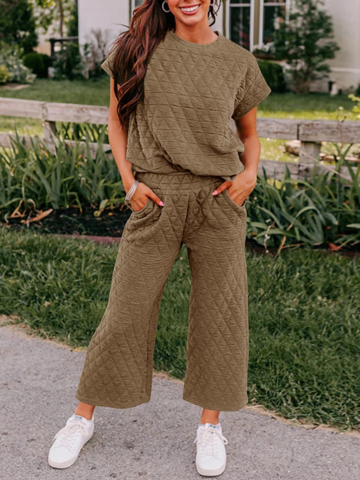 Fisoew Women's 2 Piece Outfits Quilted Lightweight Short Sleeve Tops and Cropped Pants Lounge Set