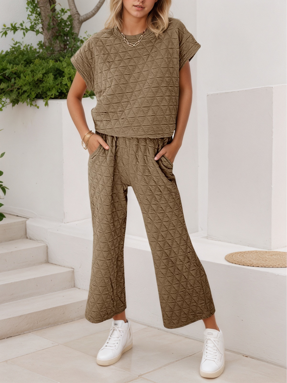 Fisoew Women's 2 Piece Outfits Quilted Lightweight Short Sleeve Tops and Cropped Pants Lounge Set