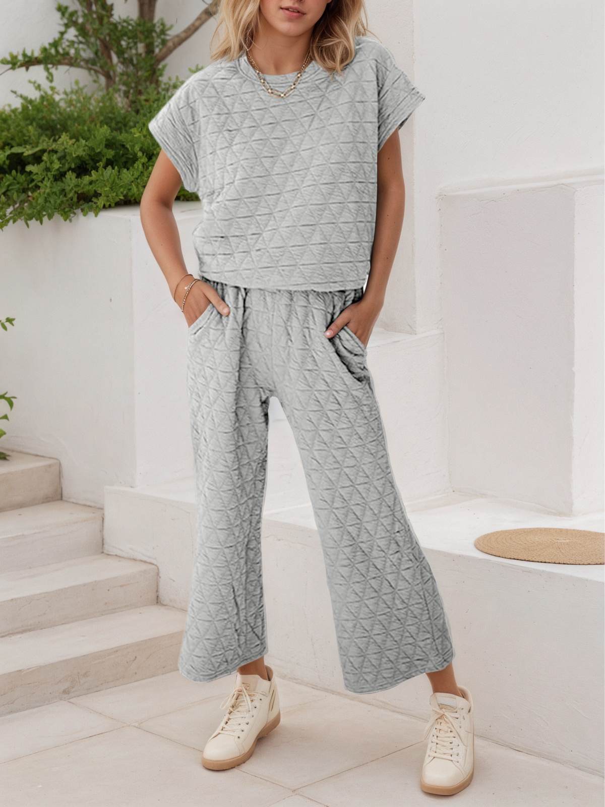 Fisoew Women's 2 Piece Outfits Quilted Lightweight Short Sleeve Tops and Cropped Pants Lounge Set