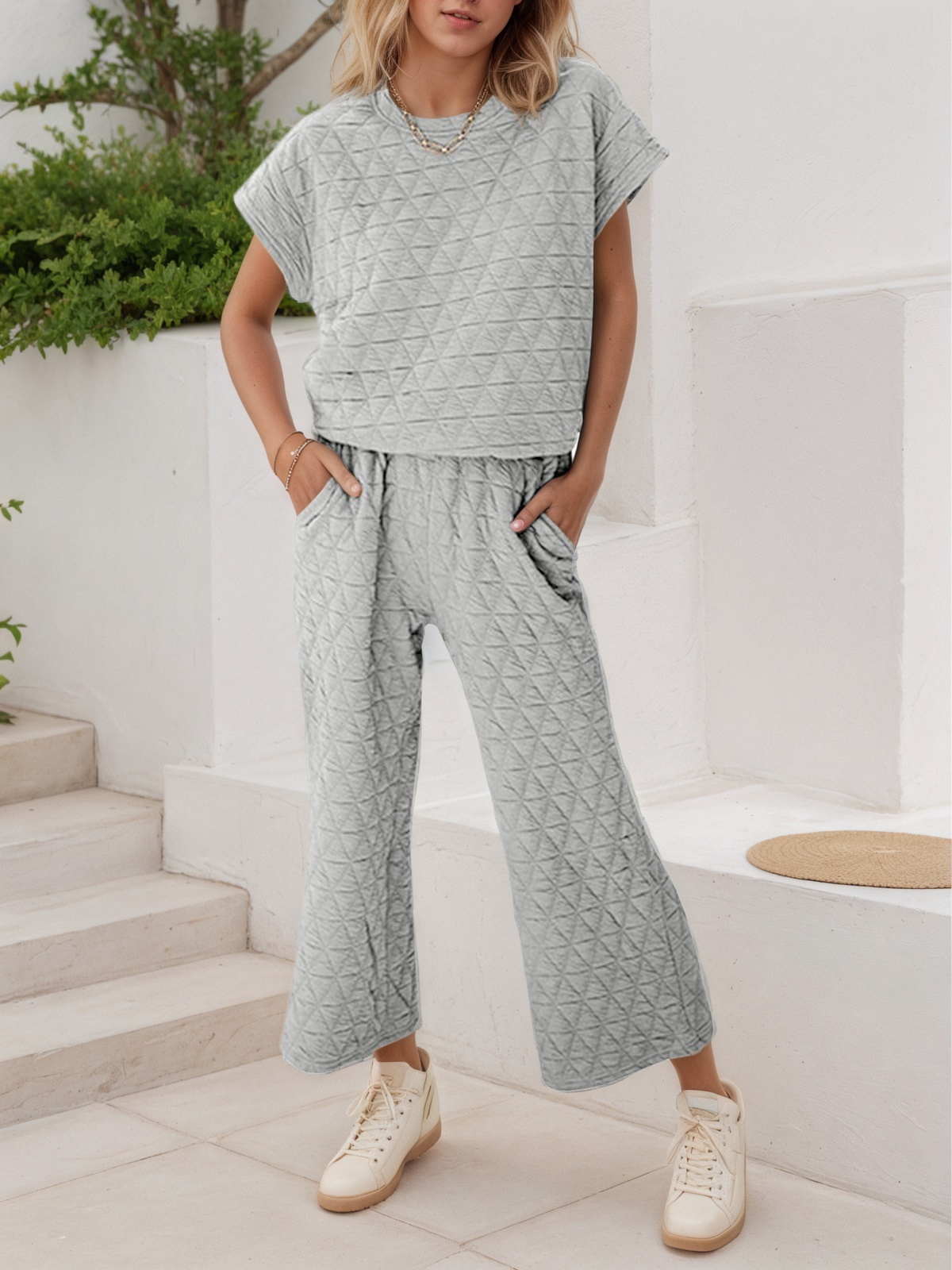 Fisoew Women's 2 Piece Outfits Quilted Lightweight Short Sleeve Tops and Cropped Pants Lounge Set