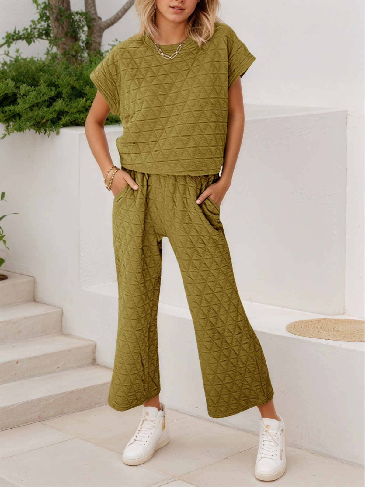 Fisoew Women's 2 Piece Outfits Quilted Lightweight Short Sleeve Tops and Cropped Pants Lounge Set