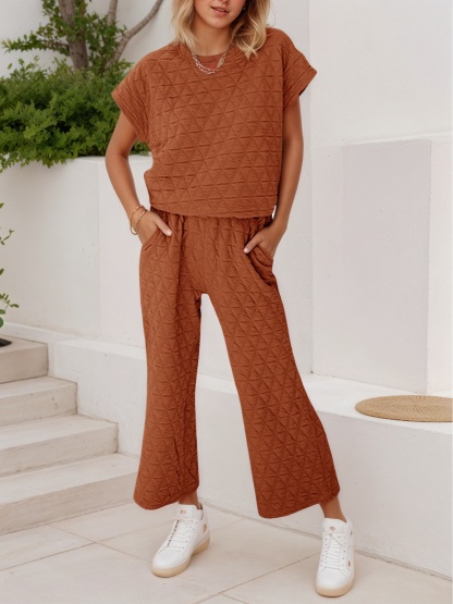 Fisoew Women's 2 Piece Outfits Quilted Lightweight Short Sleeve Tops and Cropped Pants Lounge Set