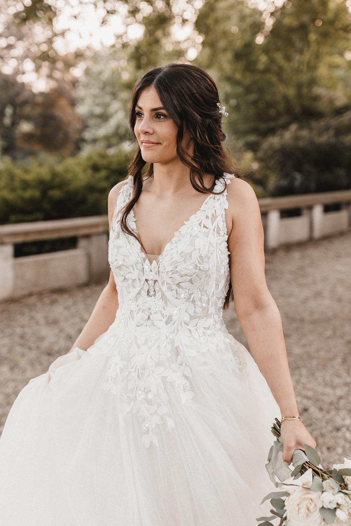 Elgant White Floral Tulle Aline Wedding Dress Sleeveless V-neck Lace Bridal Dress-newarrivaldress