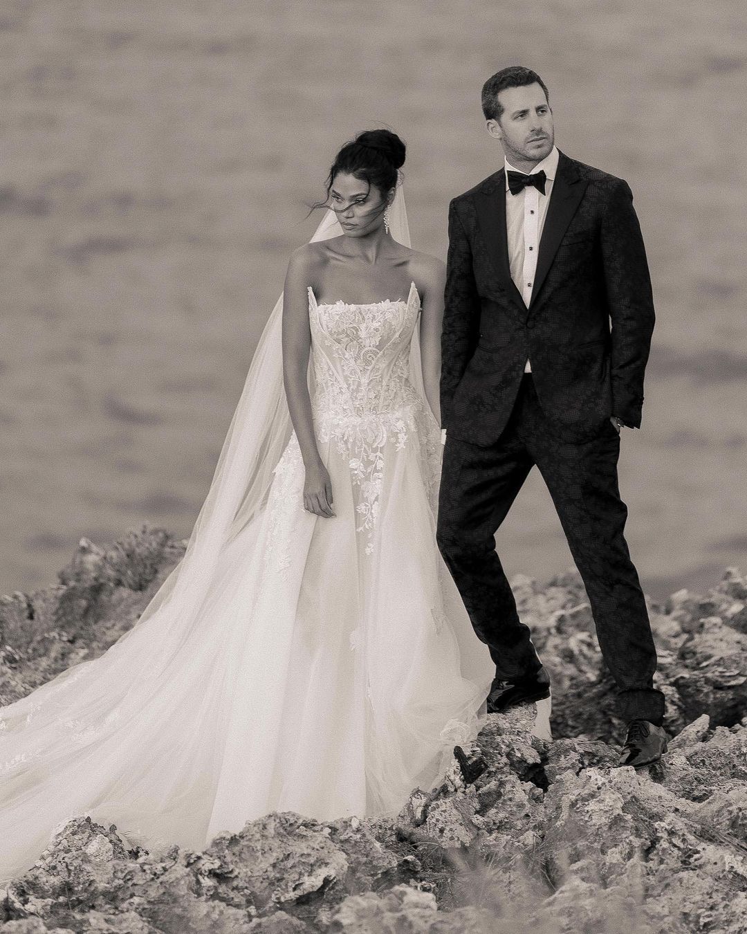 Elegant Sleeveless Square Tulle Lace Wedding Dres with Appliques-newarrivaldress