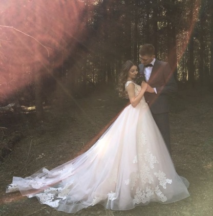 Elegant Lace V-Neck Appliques Sleeveless Wedding Dresses-newarrivaldress