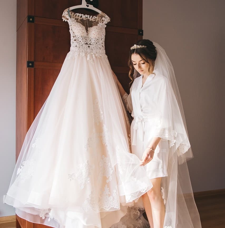 Elegant Lace V-Neck Appliques Sleeveless Wedding Dresses-newarrivaldress