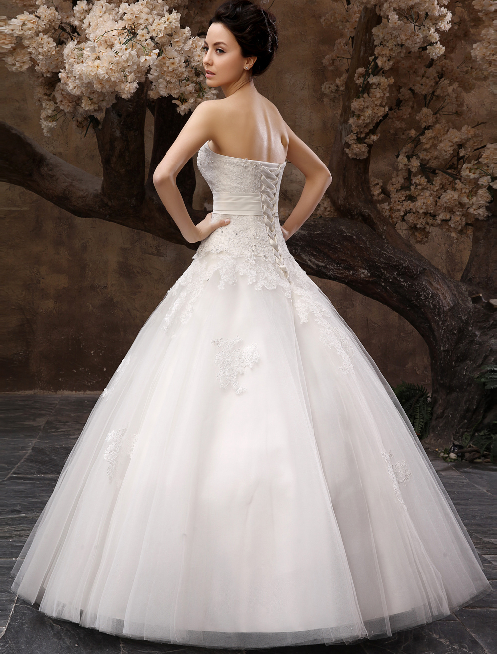 Floor-Length White Bridal Ball Gown Wedding Gown With Sweetheart Neck Applique-newarrivaldress