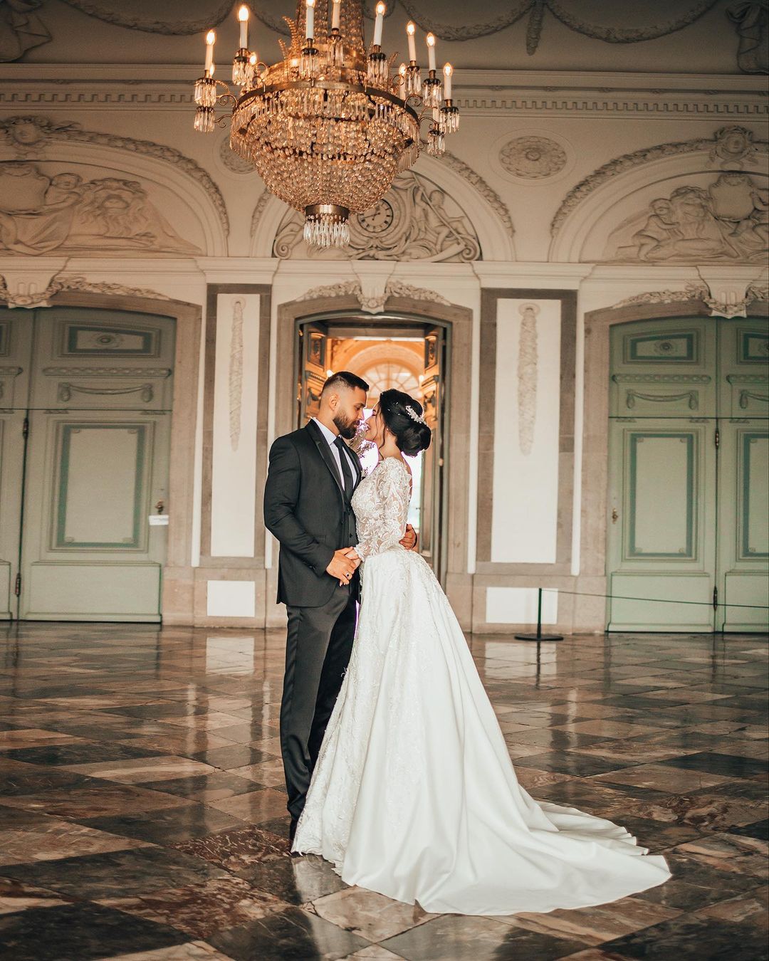 Elegant White Long Sleeves Wedding Gown Floral Lace Mermaid Bridal Gown with Detachable Train-newarrivaldress