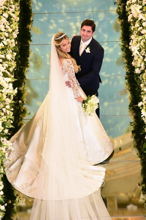 Elegant Long Sleeves Floral Lace Wedding Dress V-Neck Aline Bridal Dress for Women-newarrivaldress