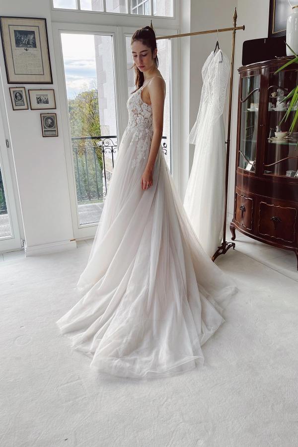 Elegant White Floral Lace Tulle Wedding Dress Aline Sleeveless V-Neck Bridal Dress-newarrivaldress