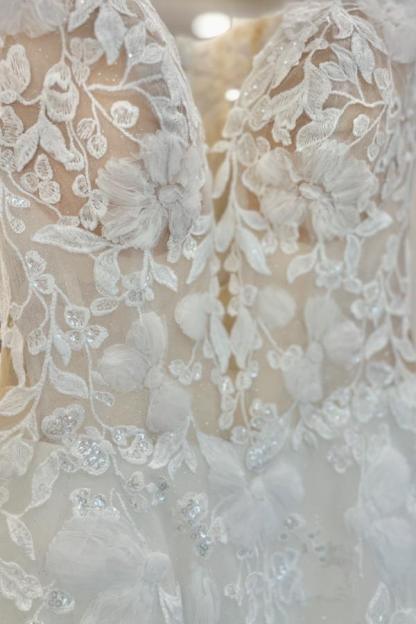 Elegant Tulle Aline Wedding Dress Floral Lace Appliques Sweetheart Bridal Dress Sleeveless-newarrivaldress