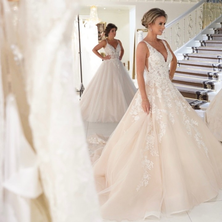 Romantic Aline Wedding Dress V-Neck Sleeveless Tulle Bridal Dress with white Lace Appliques-newarrivaldress