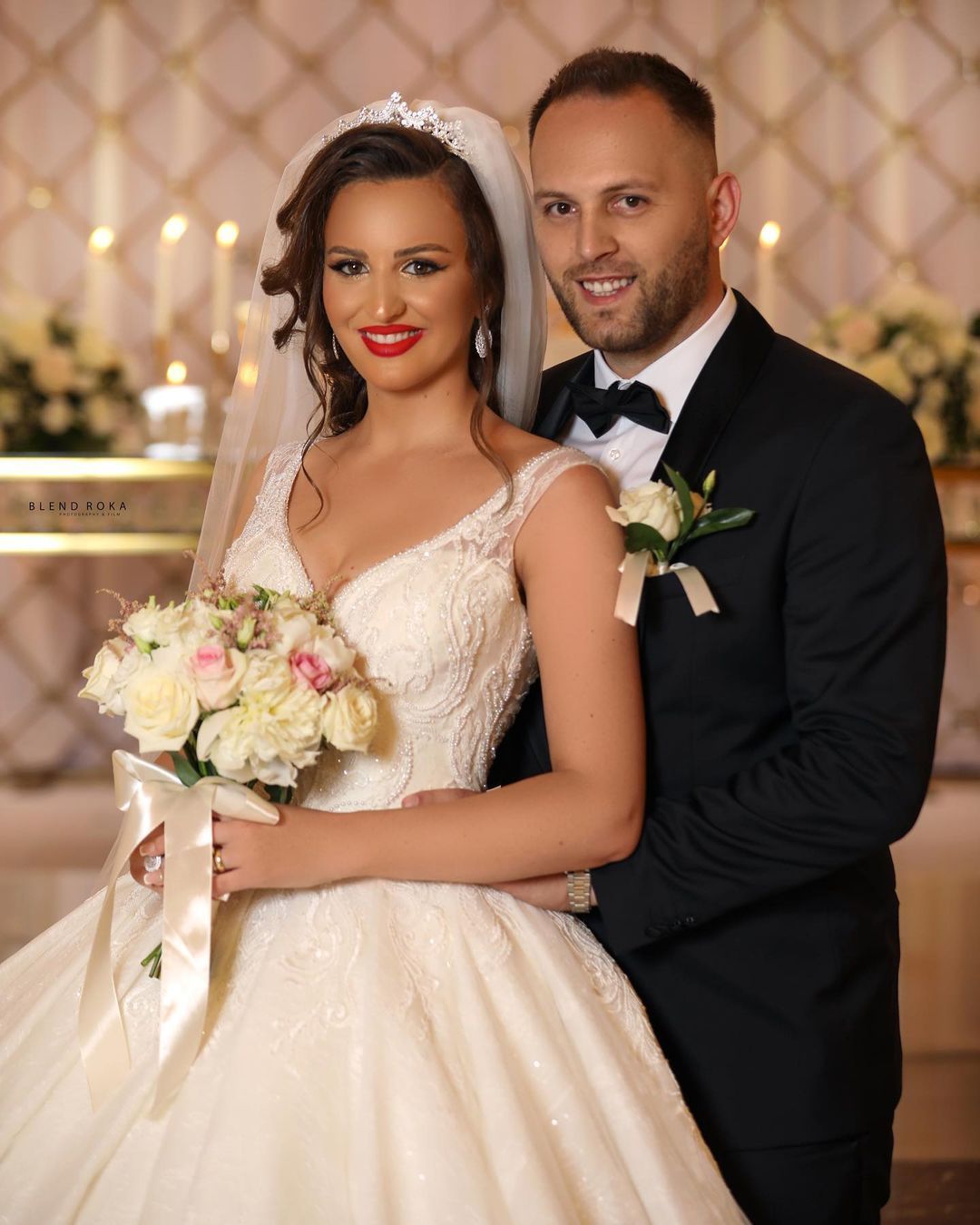 Romantic Sleeveless V-Neck Aline Ball Gown White Floral Lace Wedding Dress Chapel Train-newarrivaldress