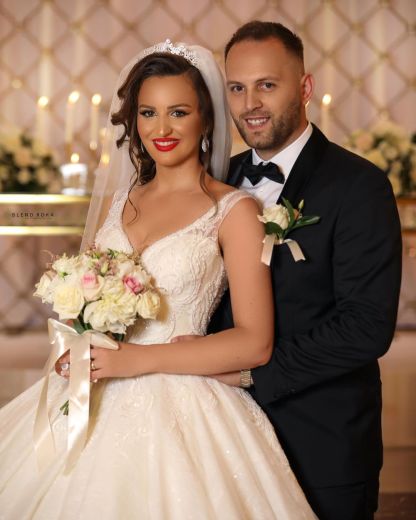 Romantic Sleeveless V-Neck Aline Ball Gown White Floral Lace Wedding Dress Chapel Train-newarrivaldress