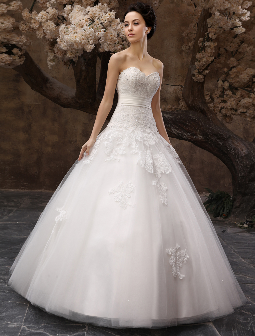 Floor-Length White Bridal Ball Gown Wedding Gown With Sweetheart Neck Applique-newarrivaldress