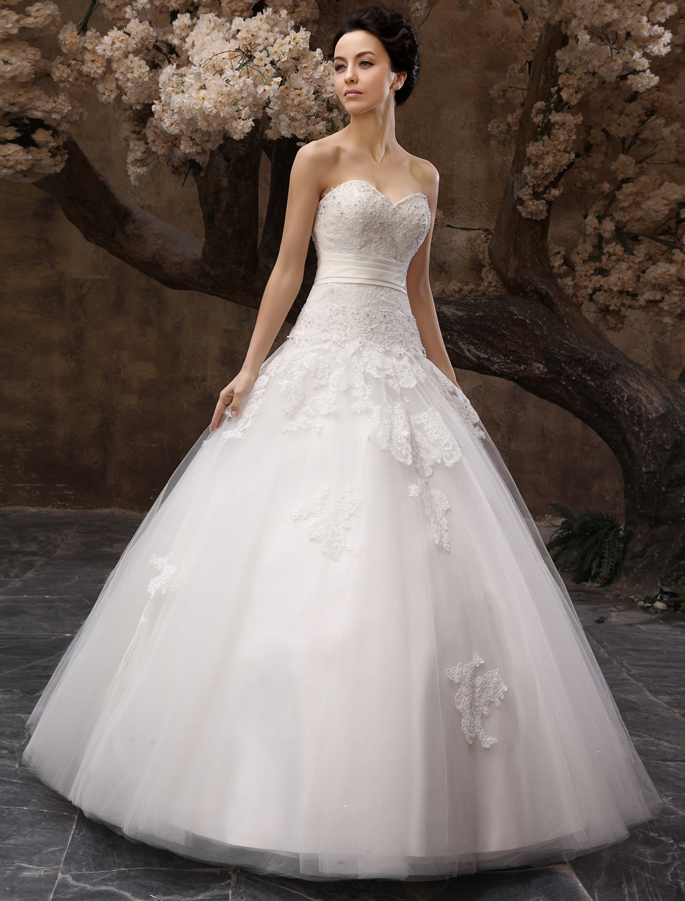 Floor-Length White Bridal Ball Gown Wedding Gown With Sweetheart Neck Applique-newarrivaldress