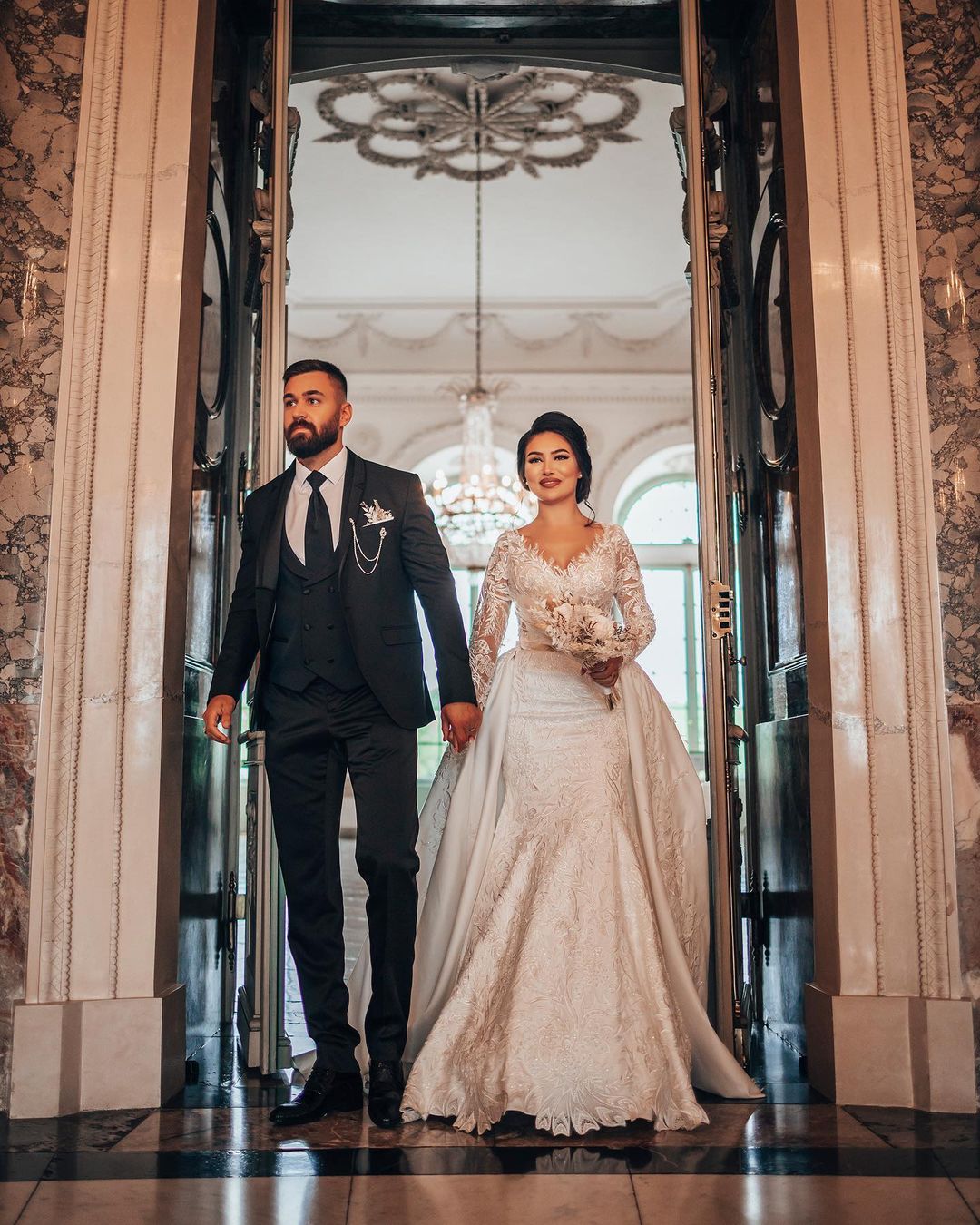 Elegant White Long Sleeves Wedding Gown Floral Lace Mermaid Bridal Gown with Detachable Train-newarrivaldress