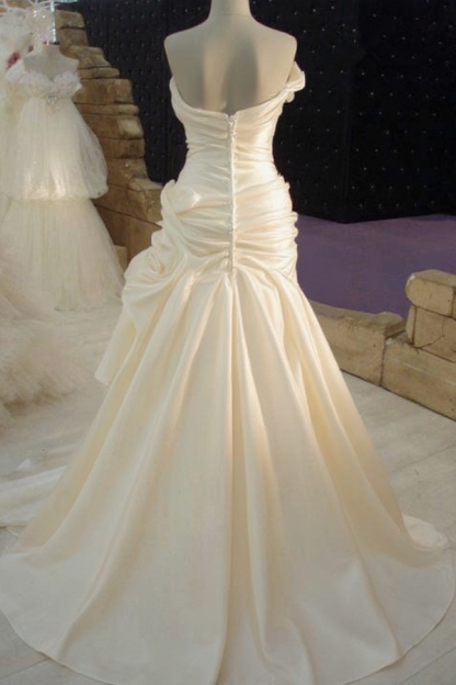Ruffles Cream Satin Wedding Dress with Beadings Elegant Long Bridal Dress JT067a