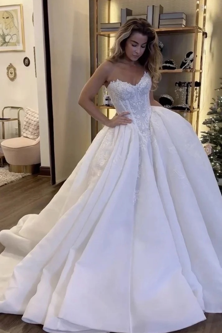 White Sweetheart Lace Appliques Long A-Line Wedding Dress
