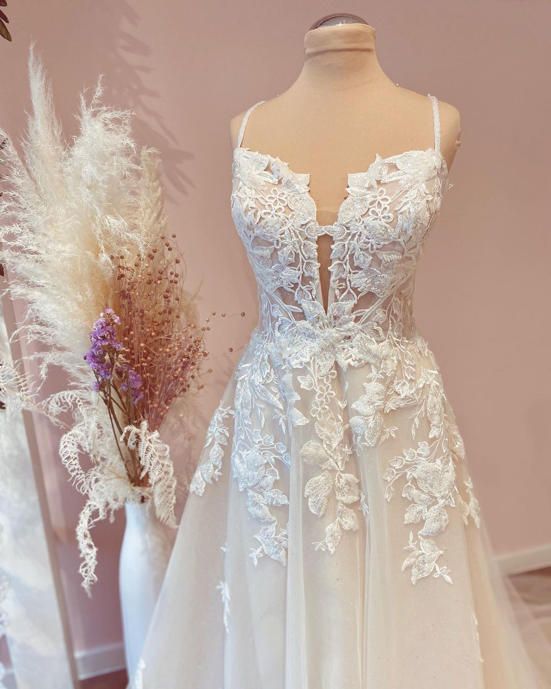 Spaghetti Straps Tulle A-line Wedding Dress Lace Appliques Long Bridal Dress-newarrivaldress