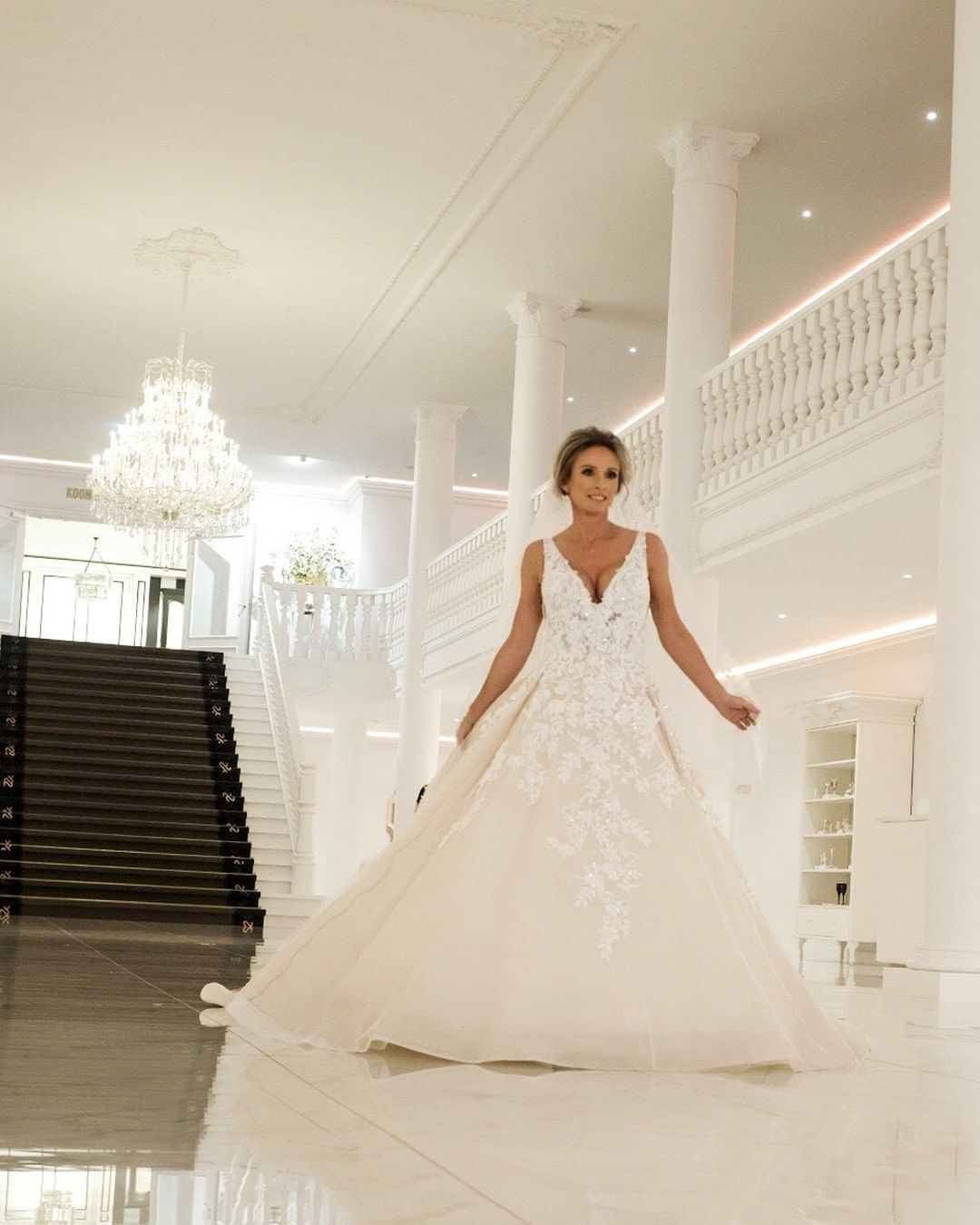 Romantic Aline Wedding Dress V-Neck Sleeveless Tulle Bridal Dress with white Lace Appliques-newarrivaldress