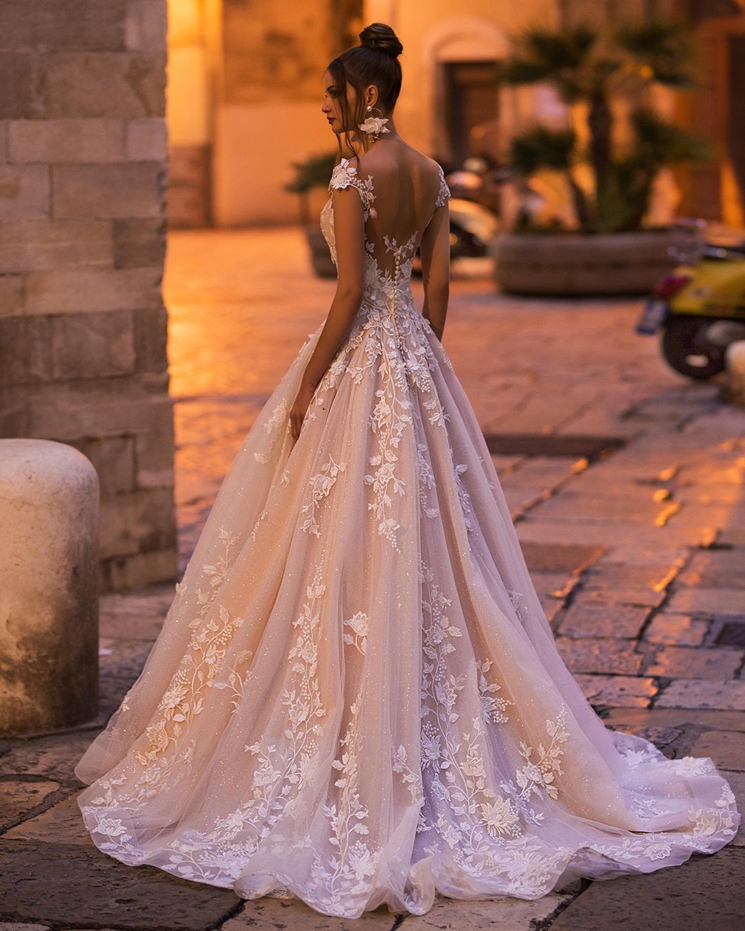 A-line Wedding Dress Scoop Neck Tulle Lace Appliques Long Bridal Dress-newarrivaldress