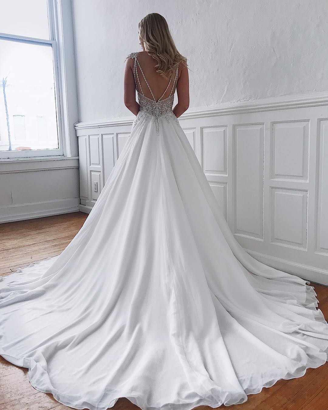 Sexy V-neck Chiffon Wedding Dresses with Beads | Open Back Appliques Bridal Gowns-newarrivaldress