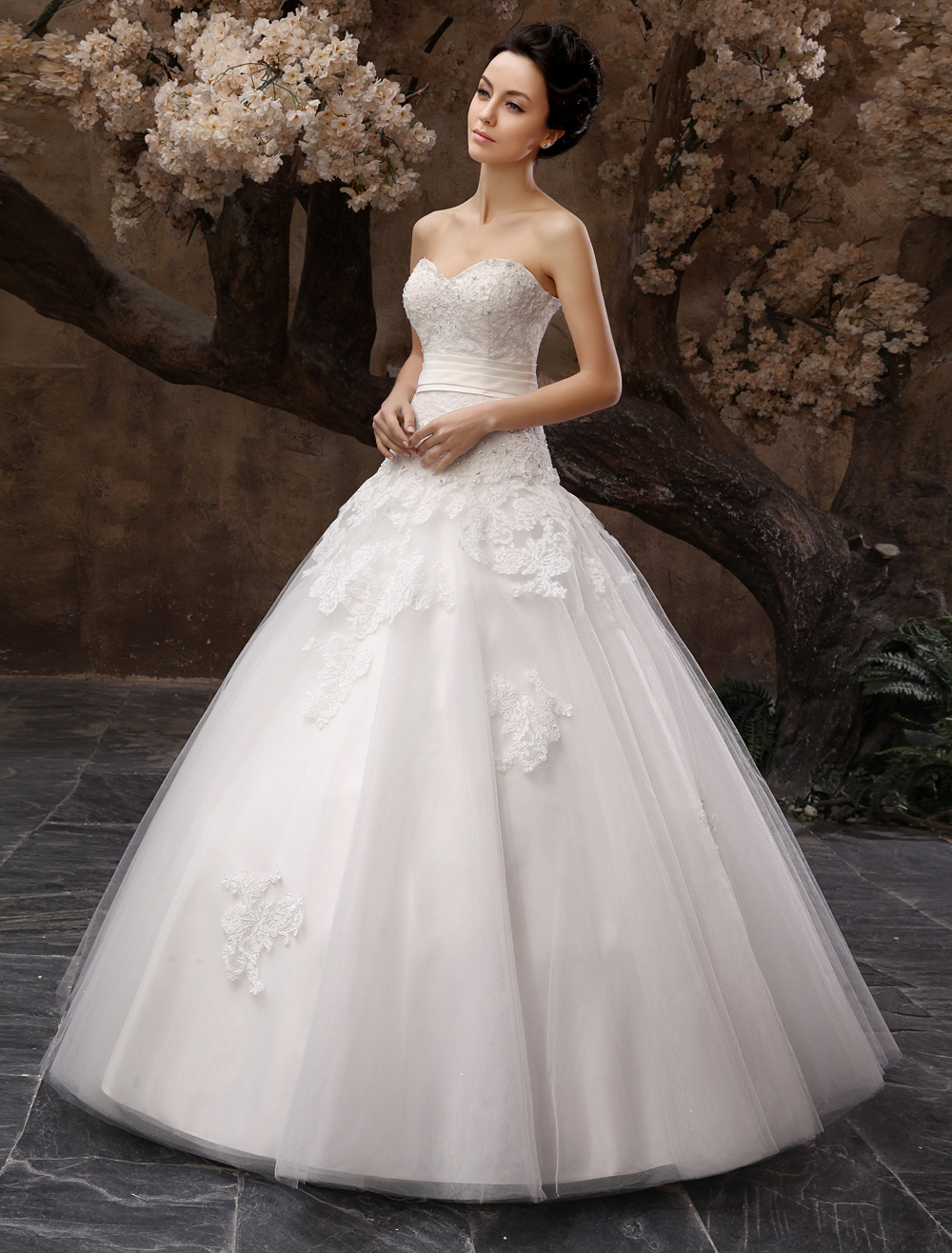 Floor-Length White Bridal Ball Gown Wedding Gown With Sweetheart Neck Applique-newarrivaldress