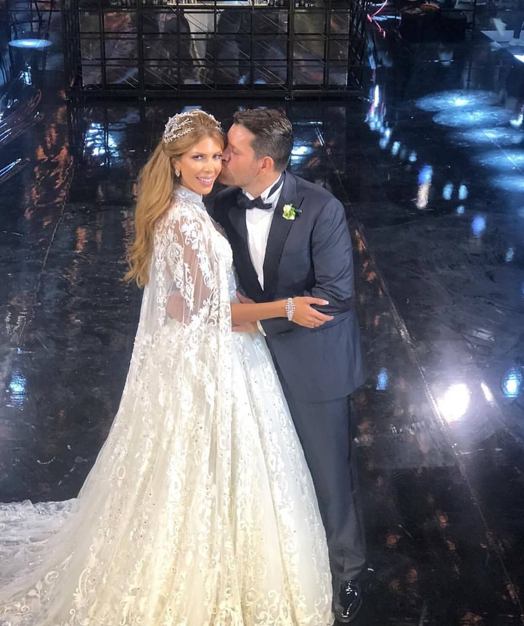 Straps V-neck Beads Appliques A-line Wedding Dresses | Sleeveless Bridal Gowns with Lace Cape-newarrivaldress