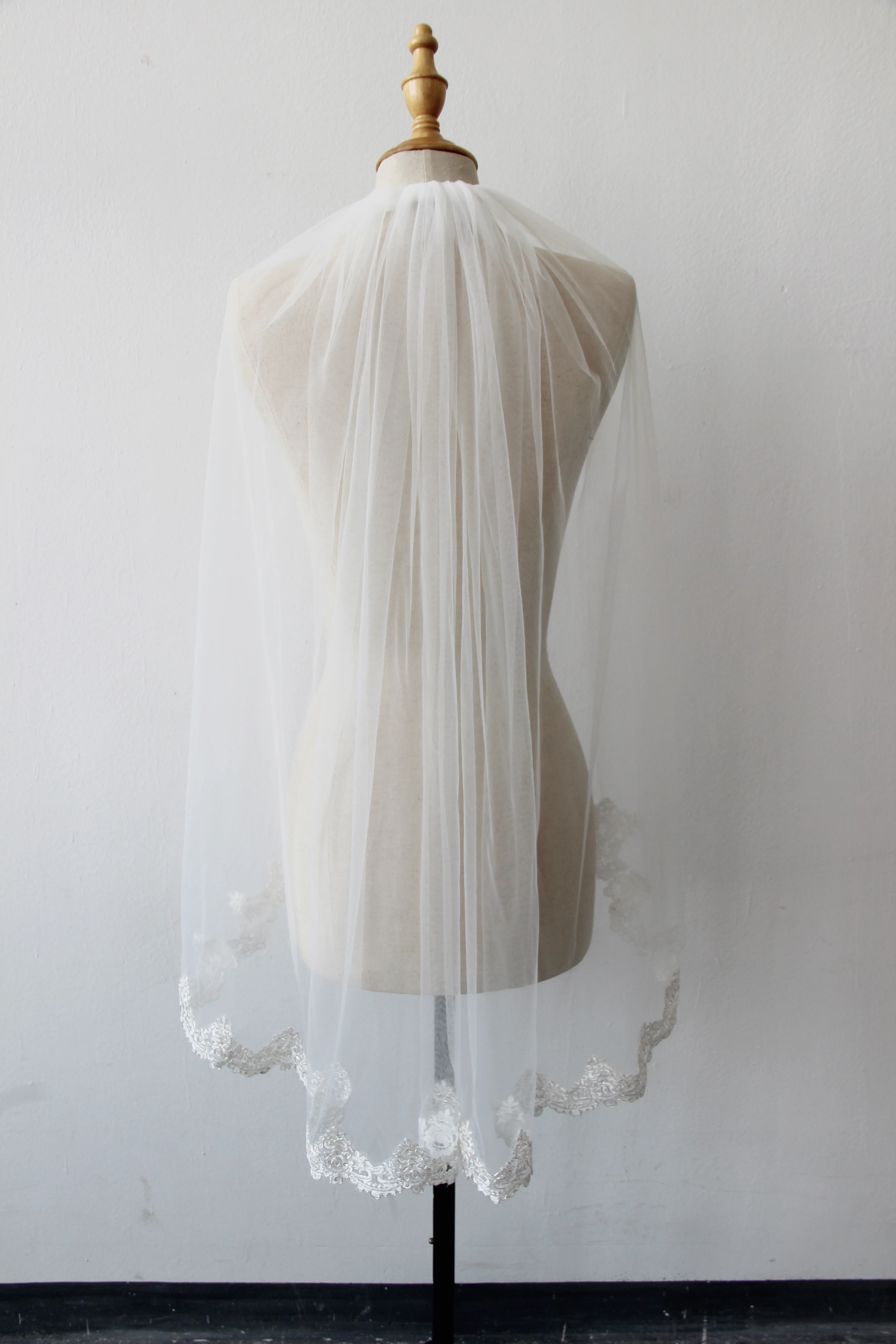 Elegant Tulle Wedding Veil Lace Applique Edge Bridal Veil with Comb-newarrivaldress