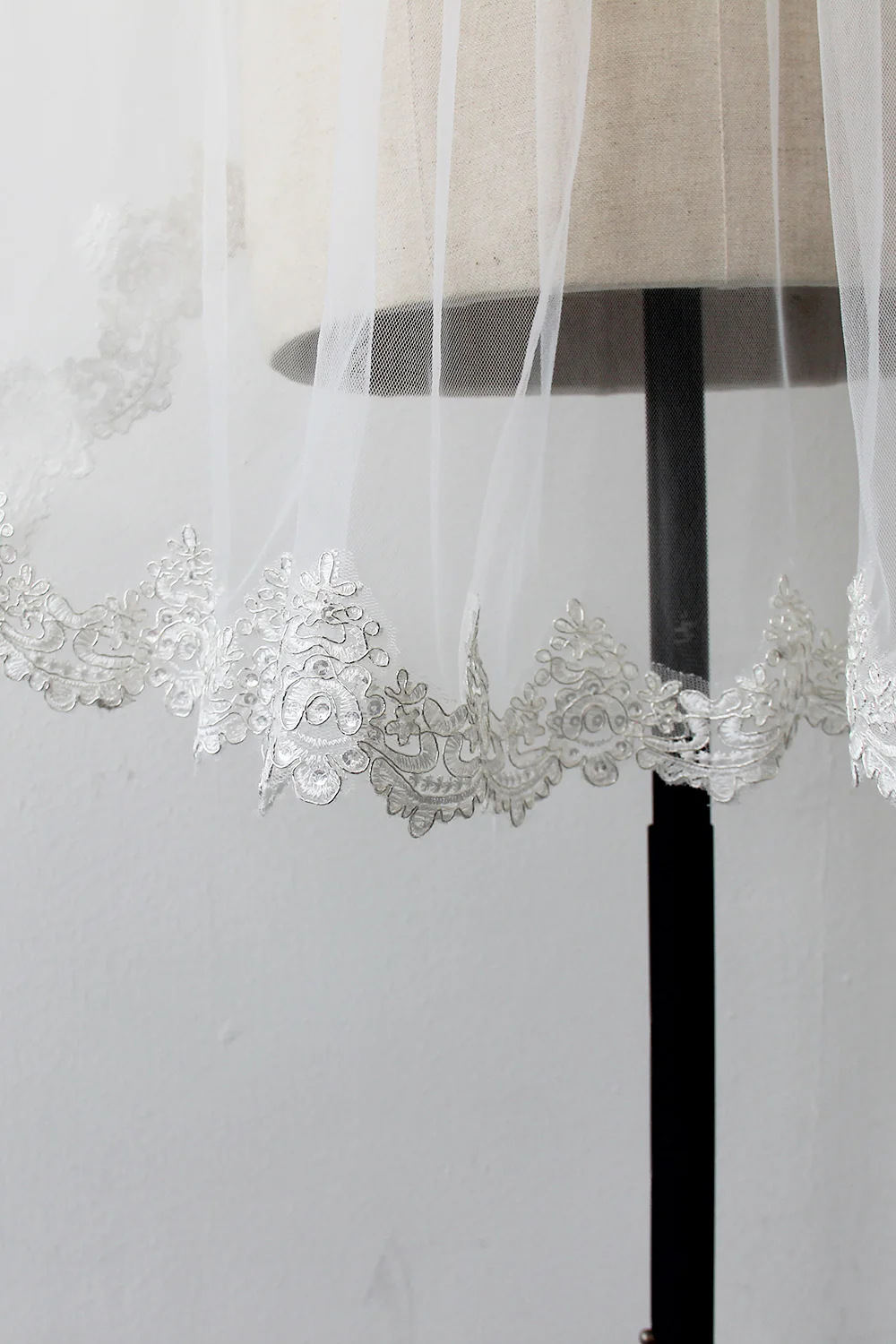 Elegant Tulle Wedding Veil Lace Applique Edge Bridal Veil with Comb-newarrivaldress