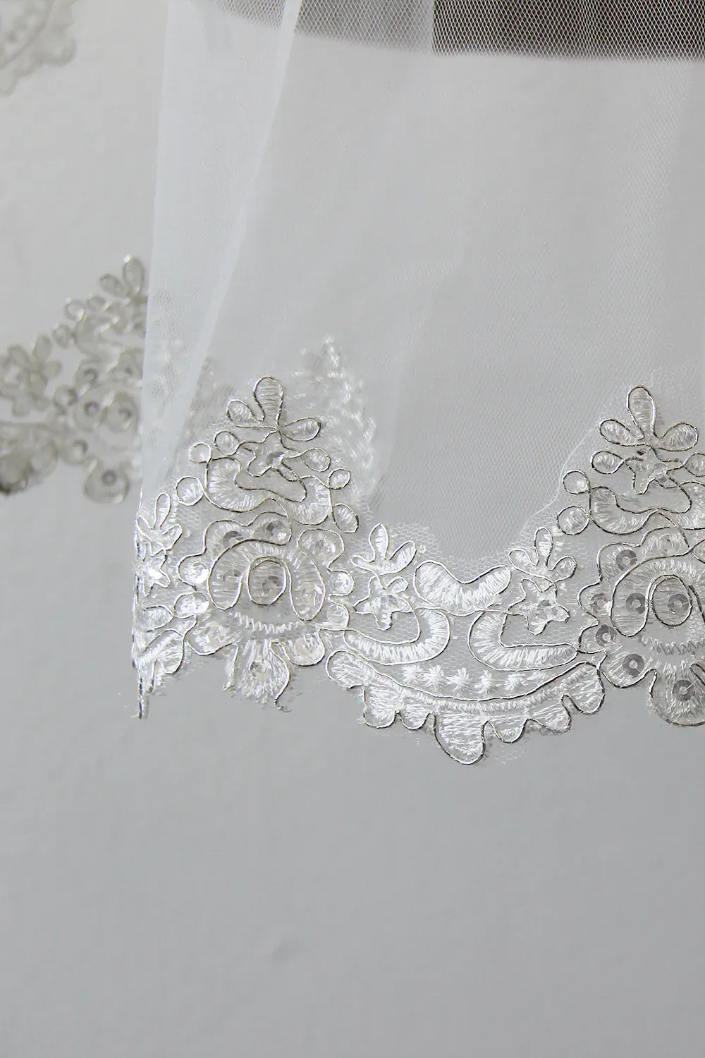 Elegant Tulle Wedding Veil Lace Applique Edge Bridal Veil with Comb