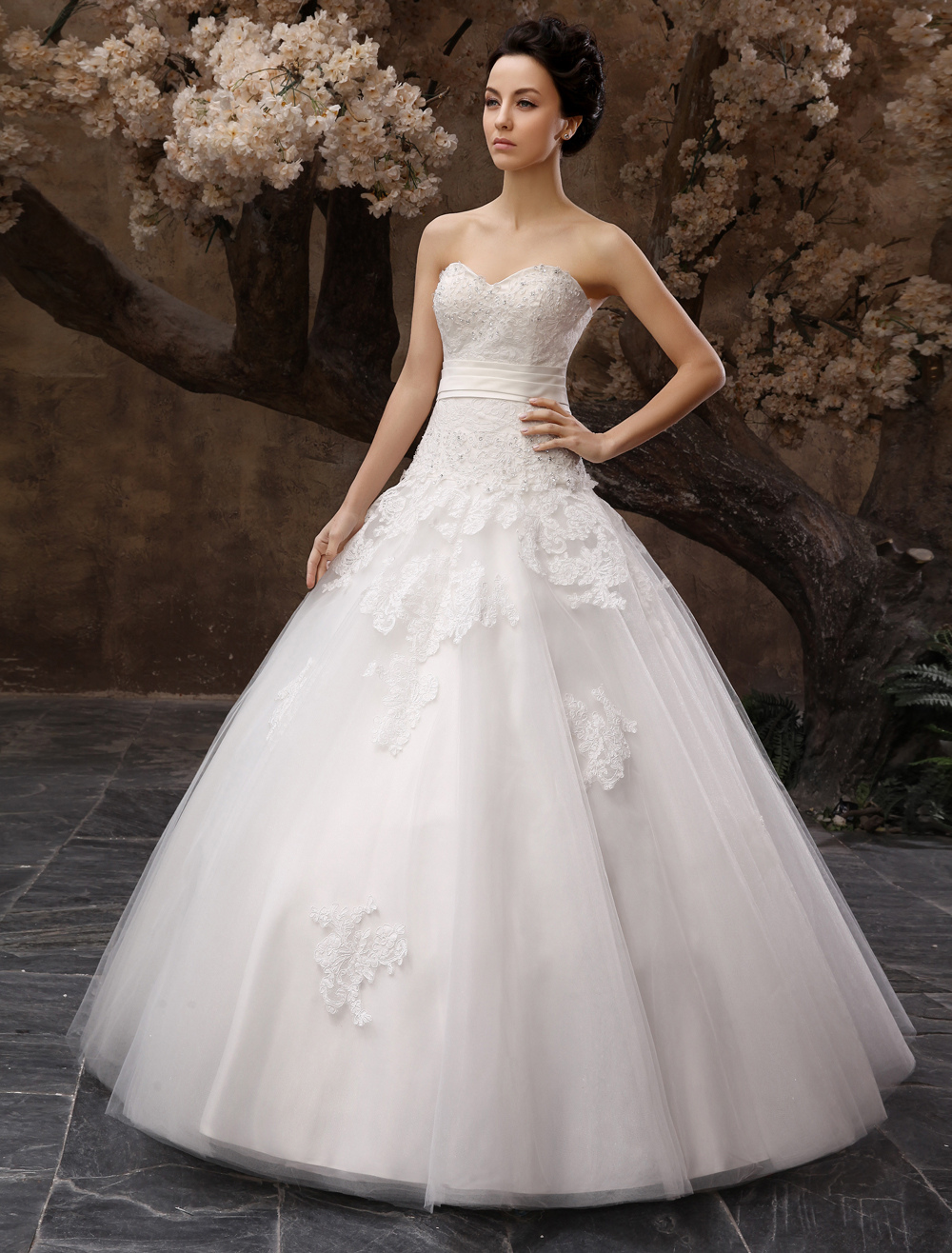 Floor-Length White Bridal Ball Gown Wedding Gown With Sweetheart Neck Applique-newarrivaldress