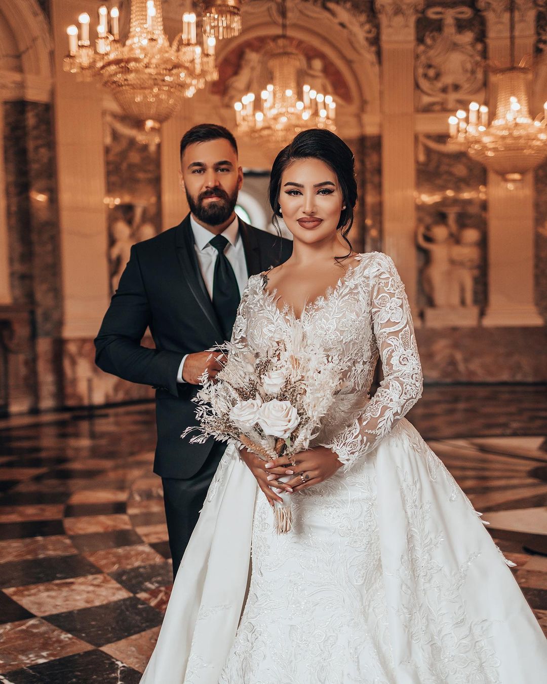 Elegant White Long Sleeves Wedding Gown Floral Lace Mermaid Bridal Gown with Detachable Train-newarrivaldress