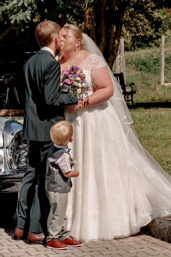 V-Neck Tulle A-Line Plus Size Wedding Dresses Short Sleeves