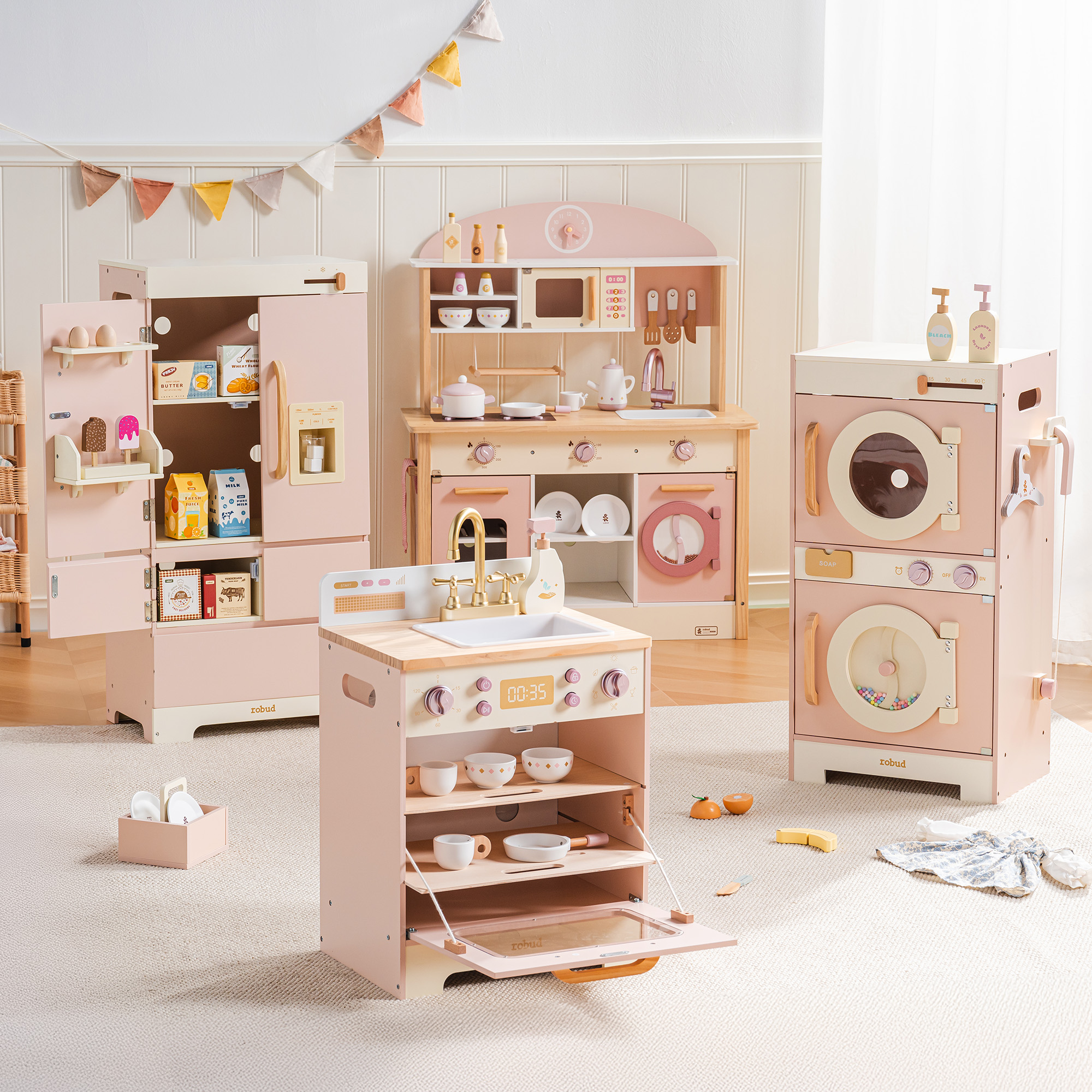 Rosa vierteiliges Holz-Spielküchen-Set in einer wohnlichen Spielecke