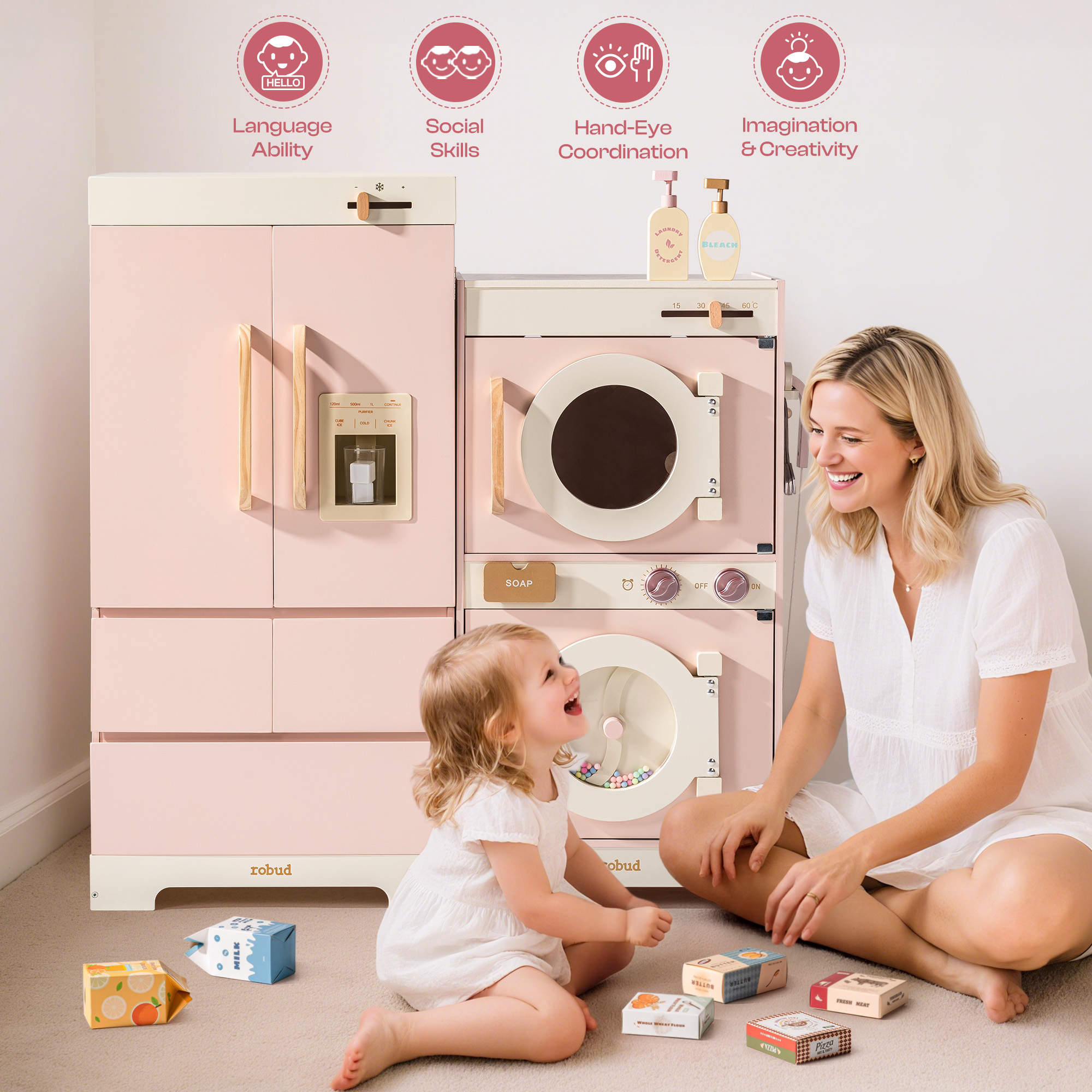 Elternteil und Kind beim fantasievollen Spiel mit der rosa Spielküche